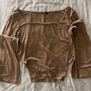 Off the shoulders blouse with bell bottom long sleeves